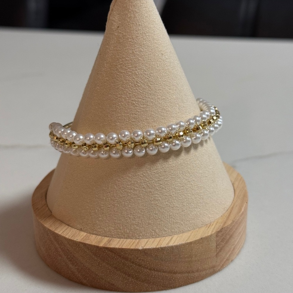 Elegant Gold and White Pearl Bracelet